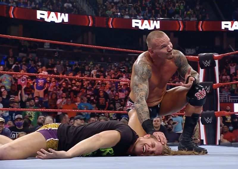 6 Things Wwe Subtly Told Us On Raw समरस ल म म ह ग बड ट इटल च ज 7 स ल ब द च हर बदलन क कर ब स म कड उन स ट र